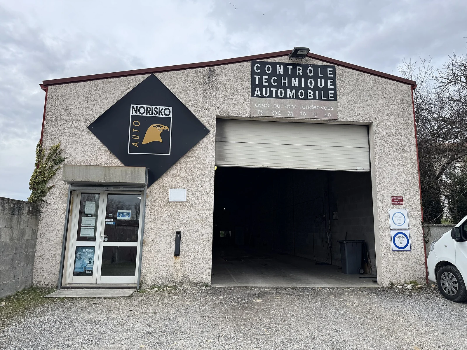 Entrée d’un centre de contrôle technique Norisko Auto à Estrablin.